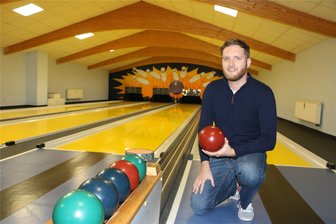 Sportler in Mehltheuer wollen Kegelbahn sanieren - Stefan Krause zeigt die Kegelbahn, die eine Sanierung nötig habe.