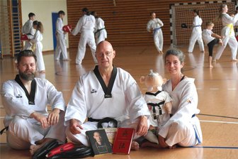 Sportler in Weiß bereichern Geringswalde - Robert Heidrich, René Vanca und Sindy Poppitz (v. l.) gehören zu den Sportlern, die Erfahrungen in der koreanischen Kampfsportart weitergeben.