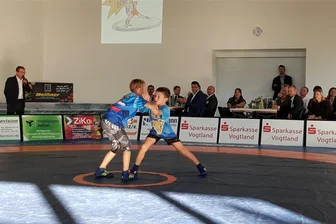 Sportler mit Tränen in den Augen: Ringerarena Markneukirchen zwei Jahre nach Brandkatastrophe wiedereröffnet - Zur Einweihungsfeier zeigte der Nachwuchs sein Können.