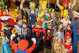 Sportler punkten auch beim Karneval - Ganz stark, was die SG Pfaffengrün für Kinder auf die Beine stellt: Ihr Kinderfasching ist der einzige reguläre im Treuener Land. 