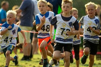 Sportler starten laufend in die Ferien - Vor allem bei den jüngeren Sportlern erfreut sich der Sommerhutberglauf des TuS Voigtsdorf großer Beliebtheit. 140 Läufer und Läuferinnen starteten bei der 25. Auflage sportlich in die Sommerferien, hier die Jungen der AK 7 bis 9 Jahre, die 1 Kilometer zu absolvieren hatten.
