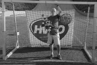 Sportler trauern um den Erfinder der Vogtlandspiele - Beim HV 90-Cup des HV 90 Klingenthal im Jahre 2023 in der Vogtland Arena war Wolfgang Schlosser zum 70. Geburtstag gratuliert worden.