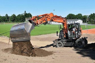 Sportler und Schüler können sich freuen: Peniger Stadion im September fertig - Der Rasen wächst bereits kräftig, doch noch kann das Stadion nicht genutzt werden. Zurzeit bringen Mitarbeiter der Firma Delling Bau aus Claußnitz Mutterboden auf.