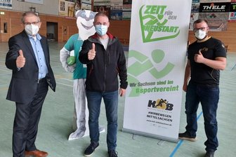 Sportler wollen Zeichen setzen - Machen sich für einen Neustart stark: Die Handballer der HSG Freiberg, hier Vorstandsvorsitzender Tobias Scholz (M.) und sein Stellvertreter Erich Fritz (l.) mit KSB-Geschäftsführer Benjamin Kahlert.