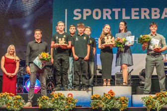 Sportlerball 2025 im Landkreis Zwickau: Von viel Aufregung, Gratulationen vom Chef und Wiederholungstätern - Bei der Ehrung der Mannschaft des Jahres stand einmal mehr die TSG Rubin Zwickau ganz oben auf dem Podest.
