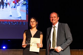 Sportlerball 2026: Das sind die Nominierten in Limbach-Oberfrohna - Ein Bild aus vergangenem Jahr: Deutsche Vizemeisterin der A-Jugend im Taekwondo Lara Welker wurde als Sportlerin des Jahres von Oberbürgermeister Gerd Härtig ausgezeichnet.