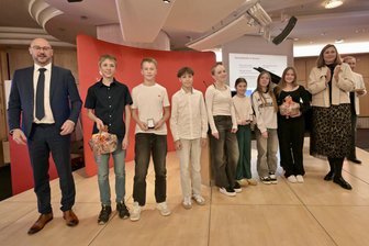 Sportlerehrung der Stadt Zwickau: Wer groß abräumte, wer Stress hatte und was ein bisschen schade war - Oberbürgermeisterin Constance Arndt (rechts) und Mike Franke vom Sportstättenbetrieb der Stadt (links) rahmen hier junge Leichtathleten des SV Vorwärts und Hip-Hop-Tänzerinnen der TSG Rubin ein.
