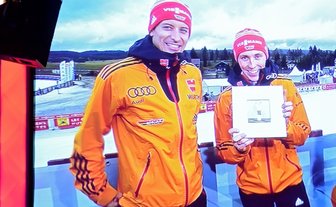 Sportlerwahl: Strahlefrau von Gefühlen überwältigt - Björn Kircheisen (l.) überreichte seinem Teamgefährten Eric Frenzel im Weltcuport Chaux-Neuve (Frankreich) die Krone aus Meißner Porzellan.