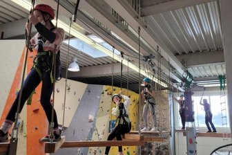 Sportlich durch die Ferien - Viel Spaß hatten die Ferienkinder in der Kletterhalle.
