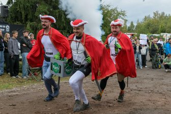 „Sportlich unterwegs - aber mit Stil“: Rossaus erster Kastenlauf begeistert mit Gladiatoren und Muskebieren - Einer für alle, alle für einen: Die drei Muskebiere starten beim ersten Rossauer Kastenlauf.