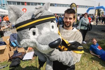 Sportliche "Amtshilfe" als Maskottchen - Zahmer Boxer im Wolfspelz: Eric Dietze hatte am Samstag beim Landkreislauf das wohl wärmste Outfit aller Beteiligten. Unter dem Kostüm von KSB-Wolf Fredi kam er durchaus ins Schwitzen. 