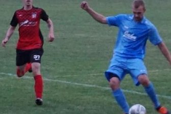 Sportliche Höhepunkte beim Rotschauer Vereinsfest - Rotschaus Christoph Kothe (links), hier gegen Greiz, wurde bester Torschütze. 