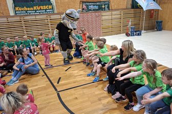 Sportliche Kids verabschieden KSB-Urgestein in den Ruhestand - Beliebter Star beim Kita-Team-Cup: KSB-Maskottchen Fredie Wolf. Foto: