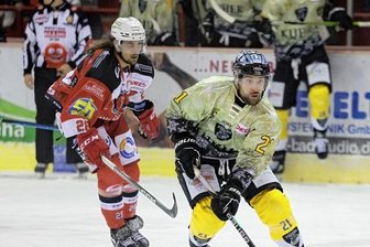 Sportliche Krise der Eispiraten spitzt sich zu - Der Ex-Eispirat Travis Ewanyk (vorn) wusste beim Gastspiel seiner Bayreuth Tigers noch genau, wo im Sahnpark das Tor steht. Er traf im ersten Drittel zum 1:0 für die Gäste und auch zum 3:0-Endstand.