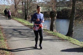 Sportliche Spätstarterin läuft erstmals aufs Podest - Das Foto zeigt Marleen Schellenberg bei einer Trainingseinheit in Neukirchen an den Schiedelteichen hinter dem Sportplatz. 