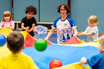 Sportliche Tradition in Olbernhau: TSV begeistert die Kleinsten schon seit Jahrzehnten - Beim Kindersport vermittelt Michaela Ullmann den Drei- bis Fünfjährigen Freude an Bewegung.