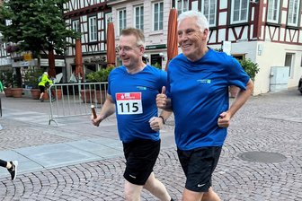 Sportliche und gesundheitliche Highlights: Landrat Sven Krüger zu Gast im Partnerlandkreis Calw - Sven Krüger (links) startet mit Helmut Riegger, Landrat von Calw, beim Landkreislauf.
