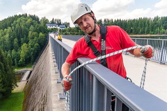 Sportlicher Einsatz: Industriekletterer an der Staumauer der Talsperre Rauschenbach bei Neuhausen - Marco Seidler-Pelta seilte sich mit seinen Kollegen von der Mauerkrone ab.