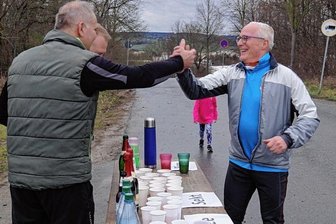 Sportlicher Jahresabschluss ohne Zeitnahme - Silvesterlauf-Organisator Ulrich Reinel (rechts) läuft stets mit und begrüßt hier René Ebert und Jens Petri an deren Getränkestützpunkt.