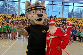 Sportliches Nikolaus-Event: Mit Wolf und Weihnachtsmann auf der Strecke - Wichtige Funktion: KSB-Maskottchen Fredi und der Weihnachtsmann fungierten am Mittwoch beim Nikolauslauf des KSB in der Freiberger Ernst-Grube-Halle als Kampfrichter.
