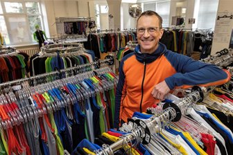 Sportmarke aus dem Erzgebirge: Selbst ein Jahr nach dem Aus läuft noch was - Zweimal die Woche steht Firmenchef Christian Schwab im Werksverkauf seiner Firma. Seine jüngste Kollektion lief schlecht, deshalb zog er die Reißleine. Die hochwertige Laufbekleidung hatte Stammkunden, doch zu wenige Käufer.