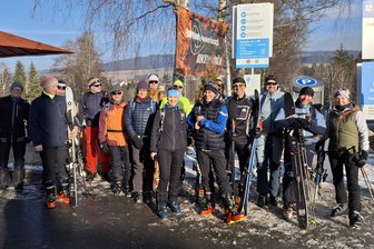 Sportmediziner bilden sich im Vogtland weiter - Die Sportmediziner beim praktischen Teil der Weiterbildung: Für den Wintersportpart ging es an den Ochsenkopf.
