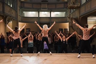 Sportparty in der Nikolaikirche Freiberg: Schwitzen bei patentiertem Workout – mit 12 Bildern - In der Nikolaikirche Freiberg fand am Montagabend eine Sportparty statt.
