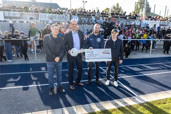 Sportplatz am Jahnhaus in Limbach-Oberfrohna: Warum die Fußballer ihr Stadion jetzt länger nutzen können - Sven Ehmer, OB Gerd Härtig, Chris Müller und Markus Löffler (v. l.) bei der Schlüsselübergabe und Überreichung eines Spendenschecks an den TV Oberfrohna.
