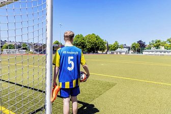 Sportplatz in Annaberg erhält neuen Kunstrasen - Ein letzter Blick auf den 15 Jahre alten Kunstrasen: In wenigen Wochen soll der Austausch beginnen. 