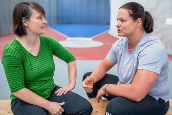 Sportpsychologin: "Der Kopf wird immer entscheidender" - Psychologin Grit Reimann (l.) arbeitet seit mehreren Jahren mit Kugelstoß-Weltmeisterin Christina Schwanitz zusammen. Neben regelmäßigen Gesprächen gehören auch Besuche während des Trainings zum gemeinsamen Programm. 