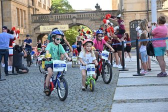 „Sports united“ am 7. September in Chemnitz mit zahlreichen Angeboten für Freizeitsportler - Unter den Anfeuerungsrufen der Zuschauer absolvierten die Kleinen bei „Sports united“ 2023 ihren Parcours.