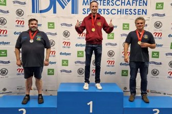 Sportschießen: Oelsnitzer Schützengilde feiert historischen Triumph bei Deutscher Meisterschaft - Hans-Martin Leibnitz (Mitte) wurde Deutscher Einzelmeister mit der Pistole 9x19.