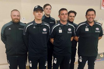 Sportschießen: Schützen aus Oelsnitz ohne Niederlage zum Jahresabschluss - Das Oelsnitzer Zweitligateam mit Yannic Grießbach, Ronny Stephan, Henry Hirte, Dirk Löffler, Leonard Lieb und Sportchef Aron Fläschendräger (von links).