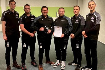Sportschießen: Zweitligameister kommt erstmals aus Oelsnitz - Die Oelsnitzer Meistermannschaft: (von links) Henry Hirte, Lukas Naujoks, Sportchef Aron Fläschendräger, Yannic Grießbach, Ronny Stephan und Kristian Borschke.