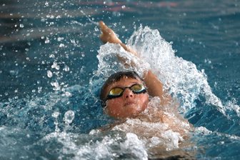 Sportschülerin reißt alle mit - Ferdinand Grunert vertrat beim Wismutpokal den gastgebenden FC Erzgebirge Aue, der in der Halle auf dem Zeller Berg Hunderte Schwimmer aus mehreren Vereinen zum sportlichen Vergleich begrüßte. 