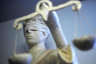 Sportschütze zu drei Jahren Haft verurteilt - Im Berufungsprozess gegen einen 32-jährigen Sportschützen aus Hartmannsdorf, der seine ehemalige Freundin im Juni 2018 mit einer Schusswaffe bedroht haben soll, ist am Mittwoch am Landgericht Zwickau das zweite Urteil gefallen.