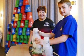 Sportstacking: Zschopauer Becherstapler feilen mit am Weltrekord - Mit seinem Talent und seinen tollen Zeiten überrascht Paul Schneider sogar die eigene Trainerin Fanija Büchner.