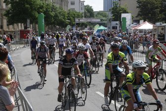 Sportstadtrunde zieht Hobbyradler an - weit mehr als 1000 Aktive auf der Strecke - Mit einem Spektakel der besonderen Art hat am Samstag der 2. Wettkampftag der Deutschen Radmeisterschaften in Chemnitz begonnen.