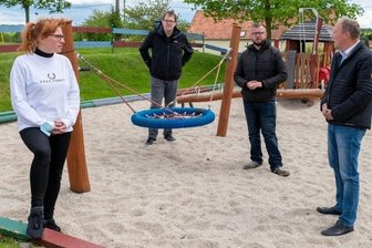 Sporttour der Linken geht an die Basis - Marika Tändler-Walenta, Bundestagsmitglied Sören Pellmann, Benjamin Kahlert vom Kreissportbund Mittelsachsen und Andreas Wagner (v. l.) beim Rundgang in Milkau.