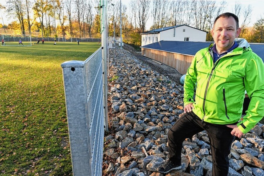 Sporttreiben im Verein wird in Mittelsachsen teurer - Mirko Espig, Vorsitzender des SV Linda, setzt sich für Warmluftkollektoren und Photovoltaikmodule für den Dächern des Vereinsheims und der Kegelbahn ein. 
