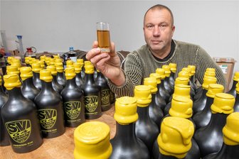 Sportverein aus Plauen wird zur Gin-Marke - Frank Sommer verarbeitet in dem Familienunternehmen in Plauen nicht nur Aronia-Beeren, sondern stellt auch hochprozentige Spirituosen her. Der SV-04-Oberlosa-Gin entstand in Zusammenarbeit mit dem Sportverein.