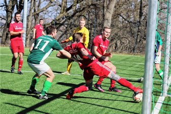 Sportvereine in Niederwiesa und Lichtenwalde müssen mehr zahlen - Der SV Grün-Weiß Niederwiesa - hier im Fußball-Kreispokal 2022 gegen den SV Königshain-Wiederau - muss sich künftig auf höhere Kosten einstellen.