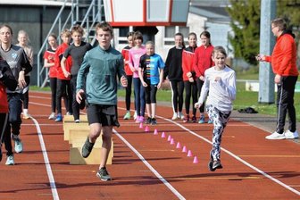 Sportvereine Mittelsachsen erhalten mehr Geld - Auch die Arbeit von Übungsleitern in Sportvereinen soll stärker gefördert werden. Im Bild: Auf dem Sportplatz an der Dammstraße in Brand-Erbisdorf trainieren jungen Leichtathleten.