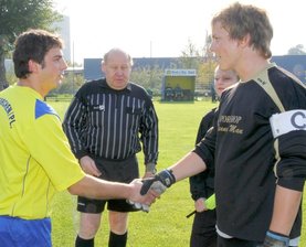 Kapitäne von Traktor Neukirchen, Thomas Tawaszi und vom FC Crimmitschau, Oliver Hupfer.