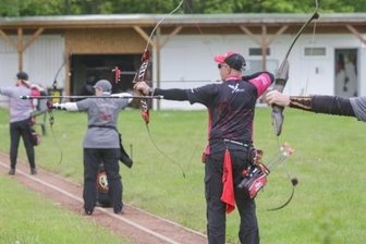 Sportvereine proben den Neustart nach dem Lockdown - Vereinsmitglieder vom Bogensportverein Rabenstein auf der Rabensteiner Anlage beim ersten Wettkampf seit einem Jahr.