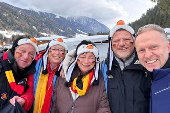 Sportverrückte Biathlon-Fans aus Plauen reisen mit dem Wohnmobil nach Italien: „Olympia ist nur einmal so nah“ - Sportverrückte „Pinguine“ vor Alpenpanorama (von links): Tino Mäding, Jana Colditz-Mäding, Kerstin und Falk Karch sowie ZDF-Reporter Alexander Ruda.