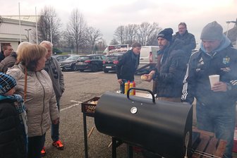 Sportvorstand grillt für Fans beim öffentlichen CFC-Training - Der derzeit verletzte Mannschaftskapitän Marc Endres (2. v. r.) und Sportvorstand Steffen Ziffert (r.) grillten am Freitag für Fans.