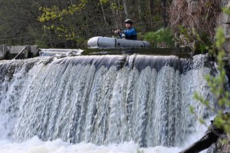 Sportwochenende auf Zschopau und Flöha: Paddeln und Lagerfeuerromantik - Sportwart Peter Rösel trainiert an der Wehranlage in Braunsdorf. Da braucht es schon Wagemut, diese zu überwinden.
