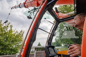 Sportzentrum am Taurastein: Was ein Kran am Burgstädter Hallenbad macht - Kranführer Mario Eichler hebt Teile des alten Hauptluftansaugstutzens vom Dach des Sportzentrums.