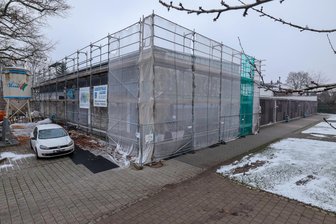 Sportzentrum Lichtenstein: Bauverzug „nicht ausgeschlossen“ - Dach und Fassade des Empfangsgebäudes werden derzeit saniert.